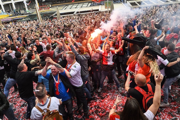 Chùm ảnh: Vô địch Hà Lan, Feyenoord kết thúc 18 năm mòn mỏi - Bóng Đá