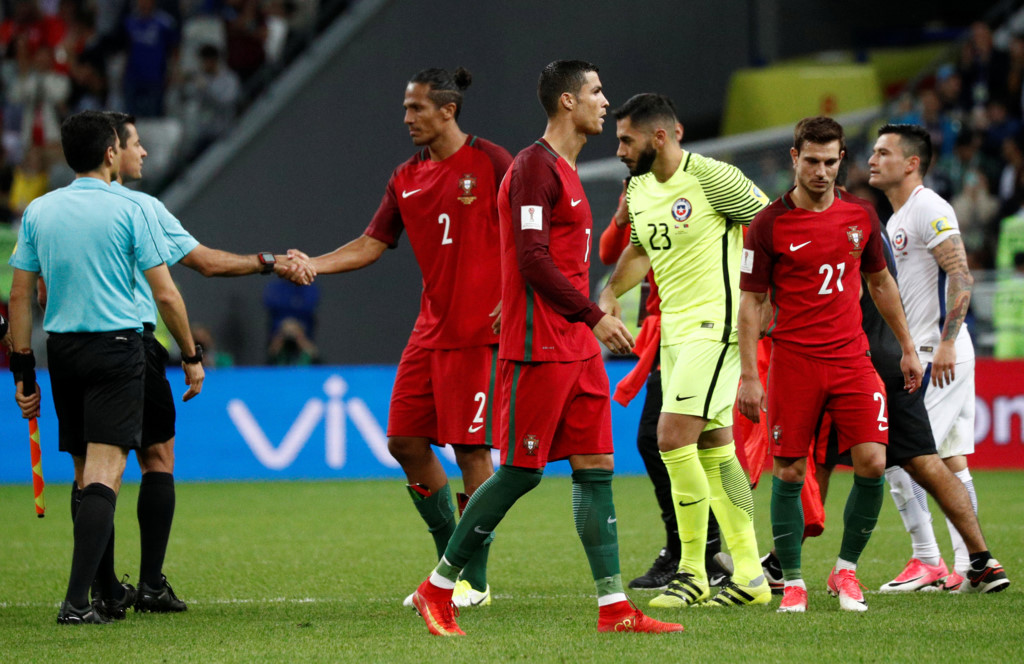 Không được đá Penalty, Ronaldo tỏ thái độ với đồng đội - Bóng Đá