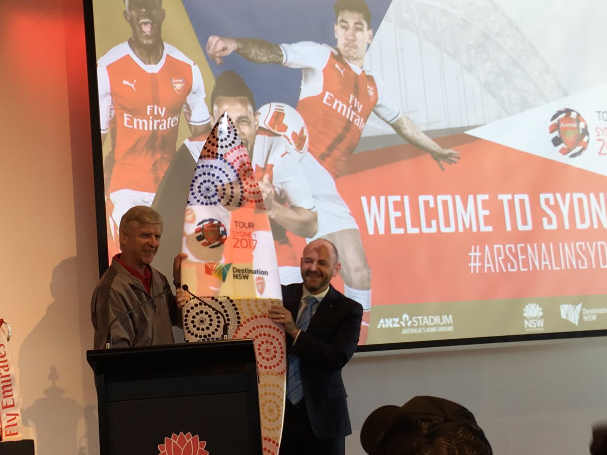 Sao Arsenal gặp fan cuồng ở Australia - Bóng Đá