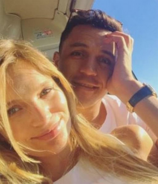 Sắp rời Arsenal, Sanchez 'du hí' trực thăng cùng bạn gái - Bóng Đá