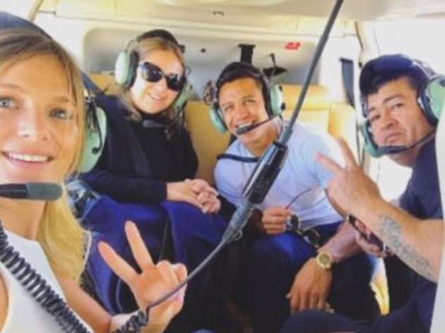 Sắp rời Arsenal, Sanchez 'du hí' trực thăng cùng bạn gái - Bóng Đá