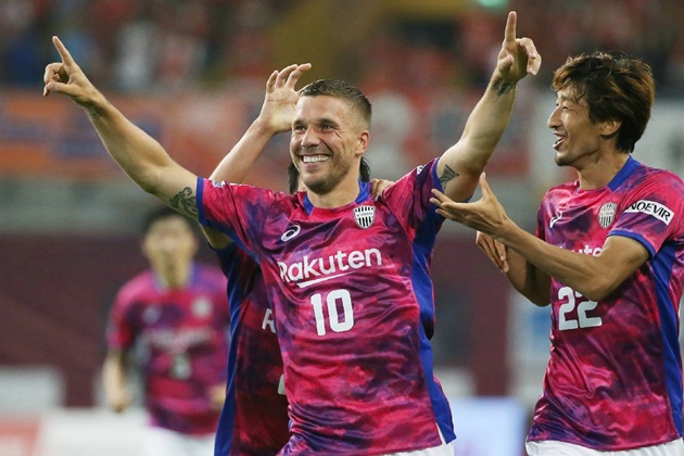 Lukas Podolski rực sáng trong ngày ra mắt Nhật Bản - Bóng Đá