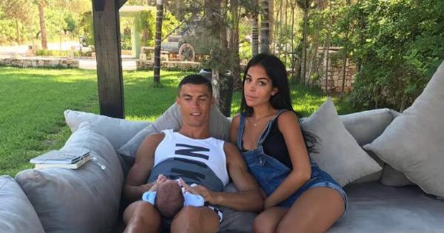 Bạn gái Ronaldo khoe 
