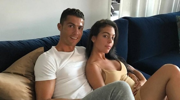 Bạn gái Ronaldo khoe 