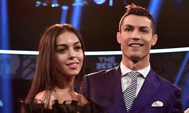 Bạn gái Ronaldo khoe 