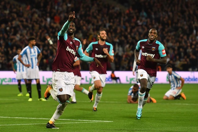 West Ham 2-0 Huddersfield: Slaven Bilic thoát hiểm - Bóng Đá