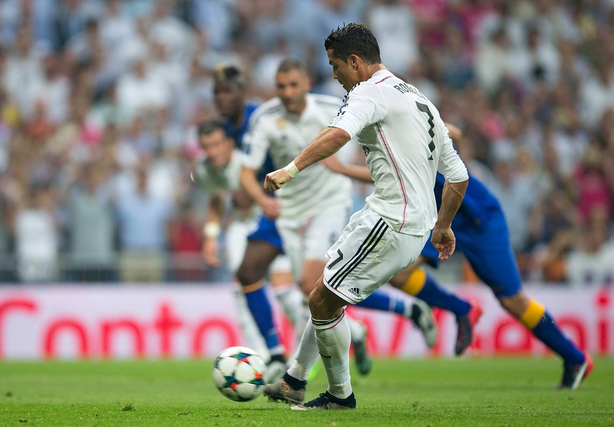 Ronaldo cán mốc đá pen đáng nể tại Champions League - Bóng Đá