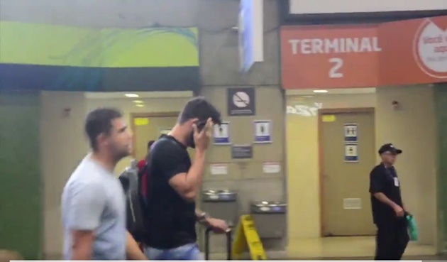 Diego Costa rạng ngời ở sân bay, sẵn sàng 