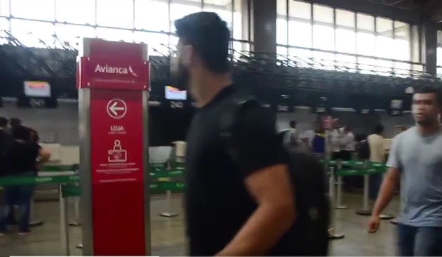 Diego Costa rạng ngời ở sân bay, sẵn sàng 