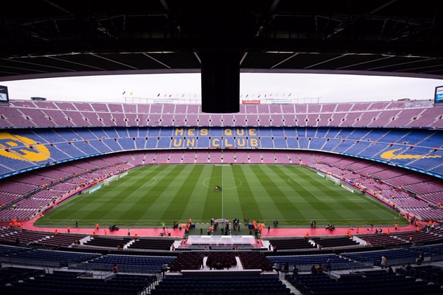 Cửa đóng - then cài trong trận Barcelona - Las Palmas - Bóng Đá