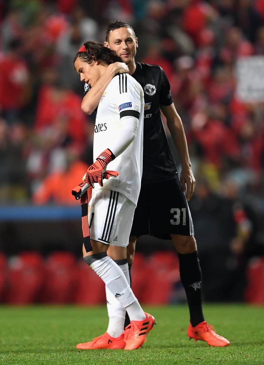 Những cái ôm nồng thắm của dàn sao M.U trên sân Benfica - Bóng Đá