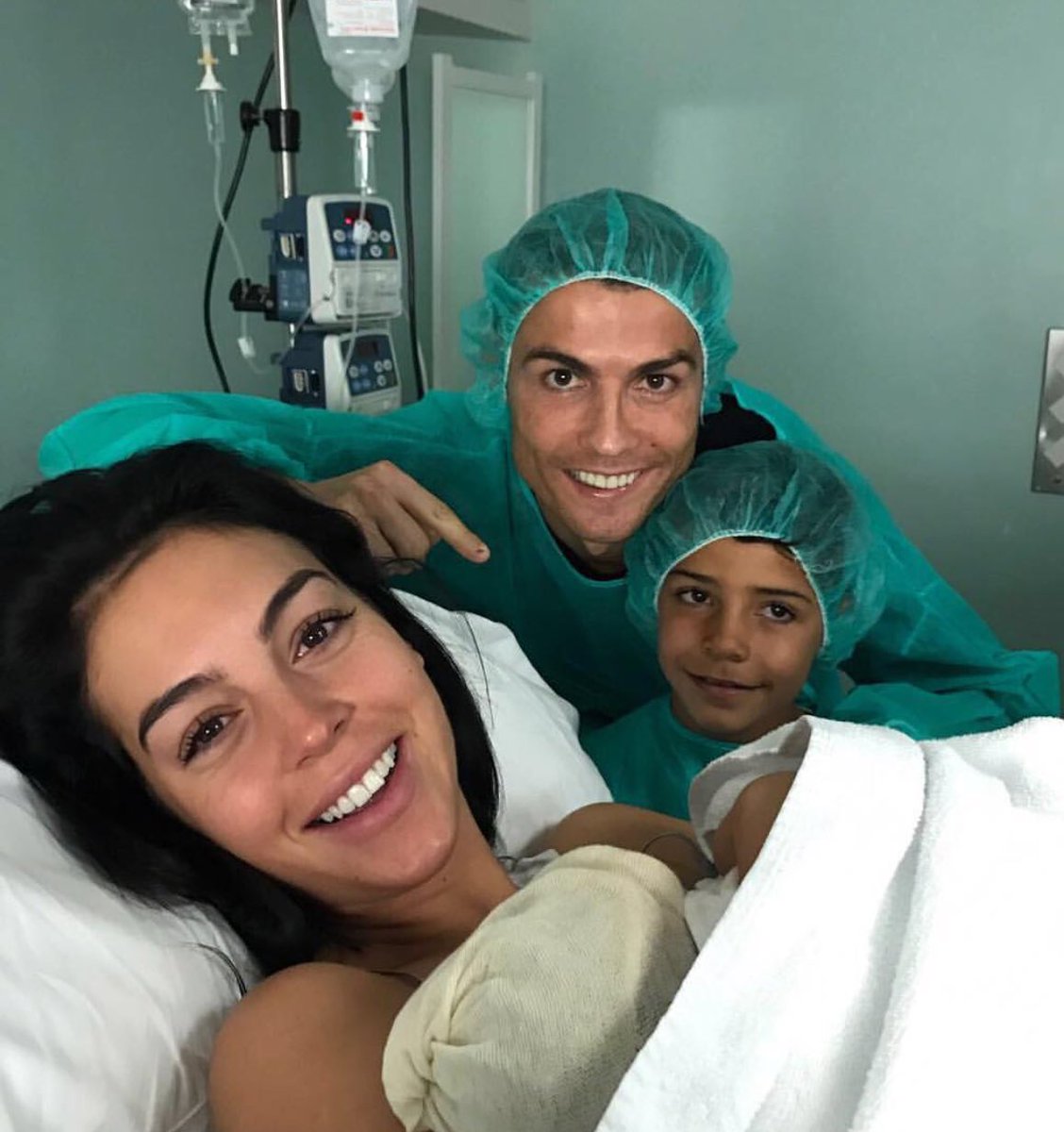 Bạn gái Ronaldo khoe ảnh 