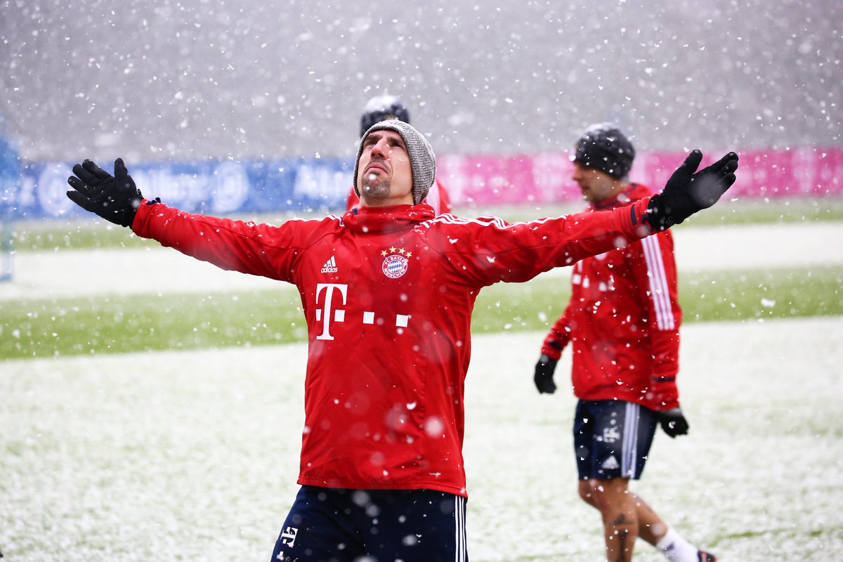 Tuyết rơi trắng xóa, sân tập Bayern Munich vẫn đón tin vui - Bóng Đá