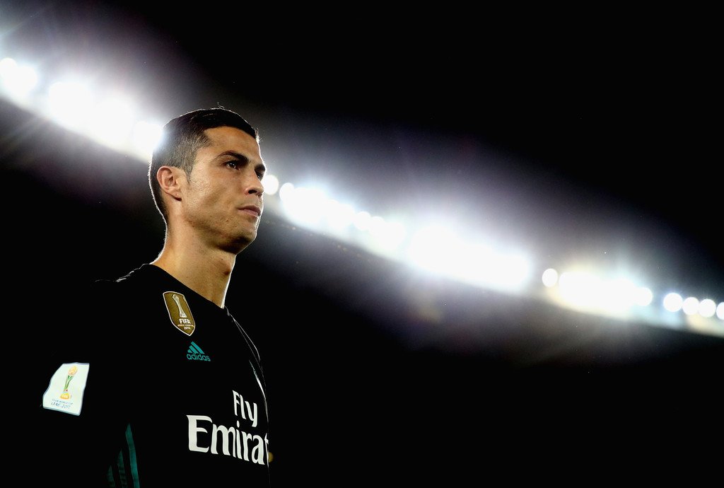 Gia đình 'rồng rắn' sang Trung Đông cổ vũ Ronaldo - Bóng Đá
