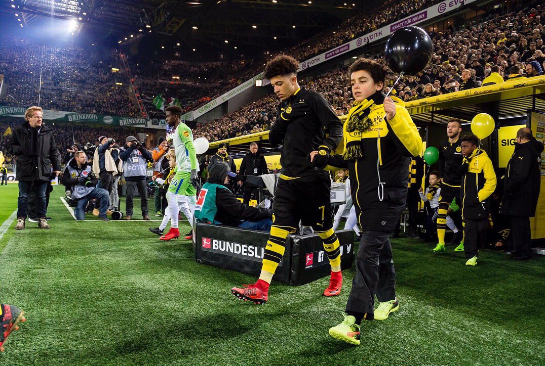Thần đồng Dortmund đi vào lịch sử bóng đá Anh - Bóng Đá