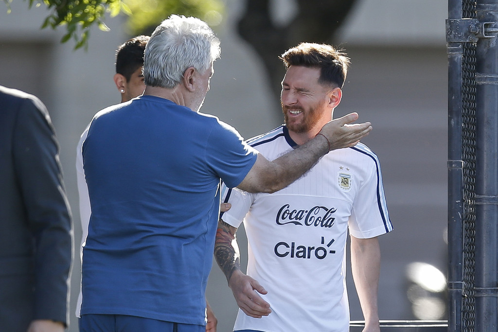 Bỏ qua phiên tòa, Messi rạng rỡ trên sân tập cùng Argentina