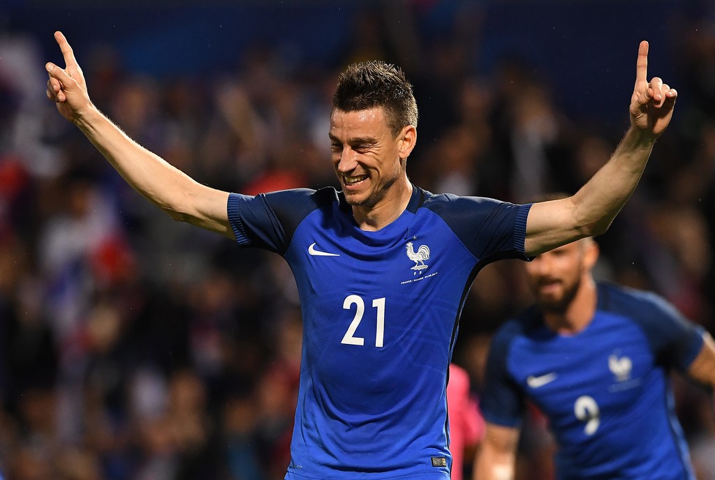Chỉ 4 phút sau, Koscielny đã ấn định tỷ số 3-0 cho Pháp bằng một tình huống đánh đầu cận thành. Ảnh: Internet.
