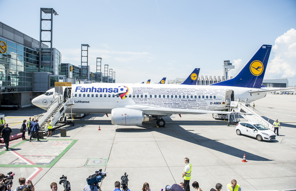 Tại Cảng hàng không quốc tế Frankfurt, đội tuyển Đức được hộ tống bằng máy bay Boeing 737-300 của hãng Lufthansa/Fanhansa danh tiếng. Ảnh: Internet.