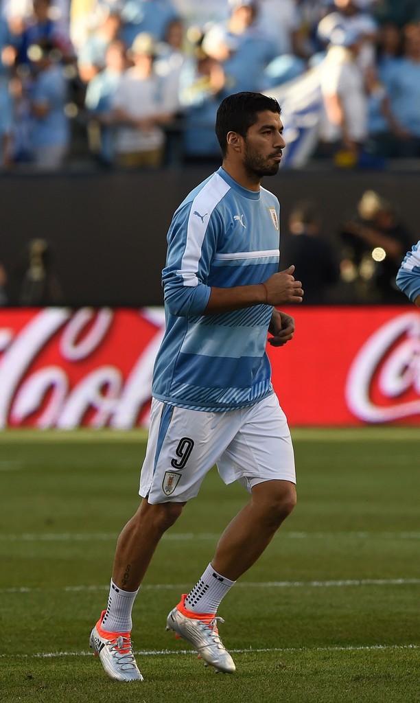 Suarez khởi động trên sân trước trận đấu với Venezuela. Ảnh: Internet.