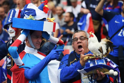 Các CĐV Pháp cuồng nhiệt cổ vũ cho đội nhà. Ảnh: Internet.