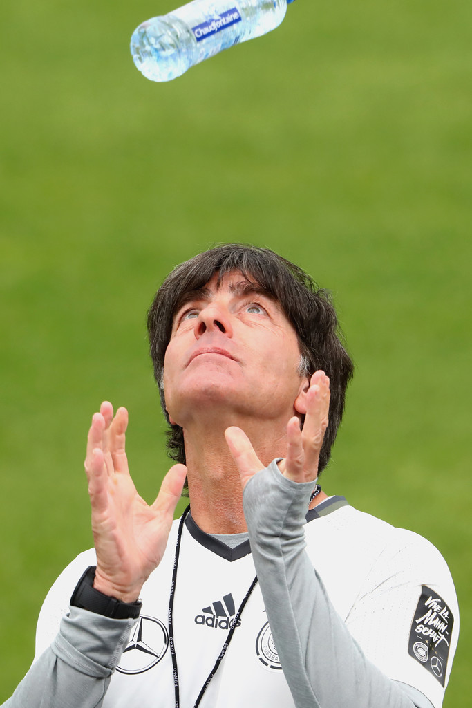 Ảnh bài viết Joachim Loew chơi đùa với chai nước trong buổi tập gần nhất