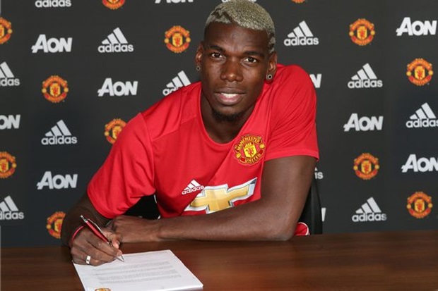 Paul-Pogba-poses-after-signing-for-Manchester-United