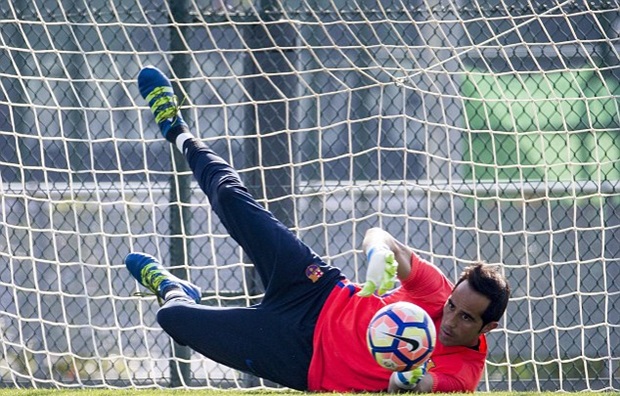 Bất chấp tin đồn ra đi, Bravo vẫn tập luyện cùng Barca