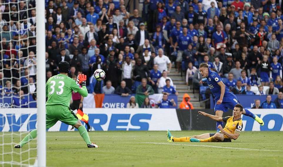 Thoát penalty, Arsenal chia điểm Leicester đầy kịch tính