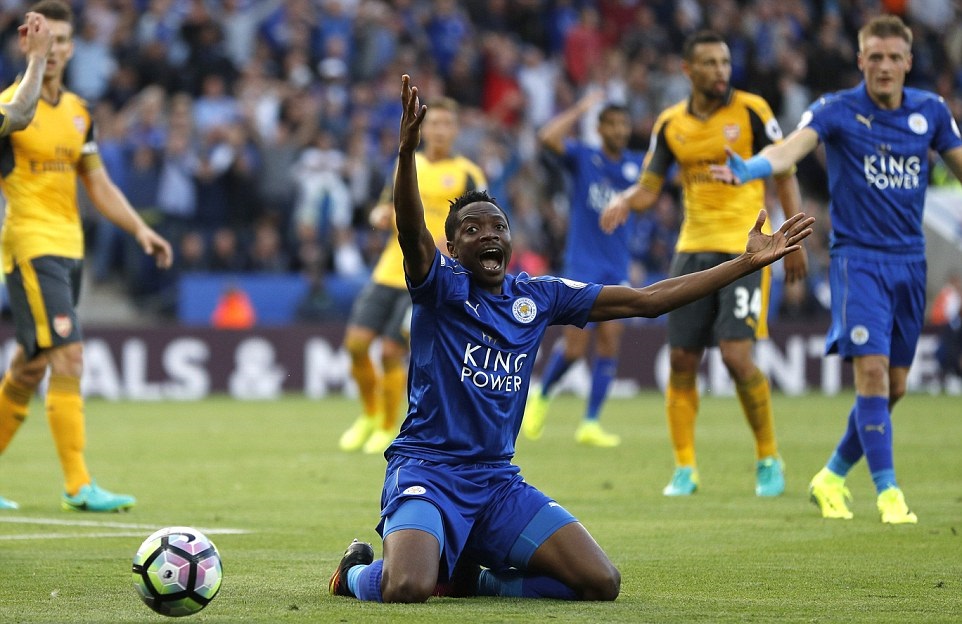 Cầu thủ Leicester ngã trong vòng cấm, trọng tài ngó lơ, Arsenal thoát thua kịch tính