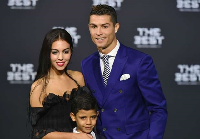 Bạn gái mới tháp tùng Ronaldo trong lễ trao giải FIFA - Bóng Đá