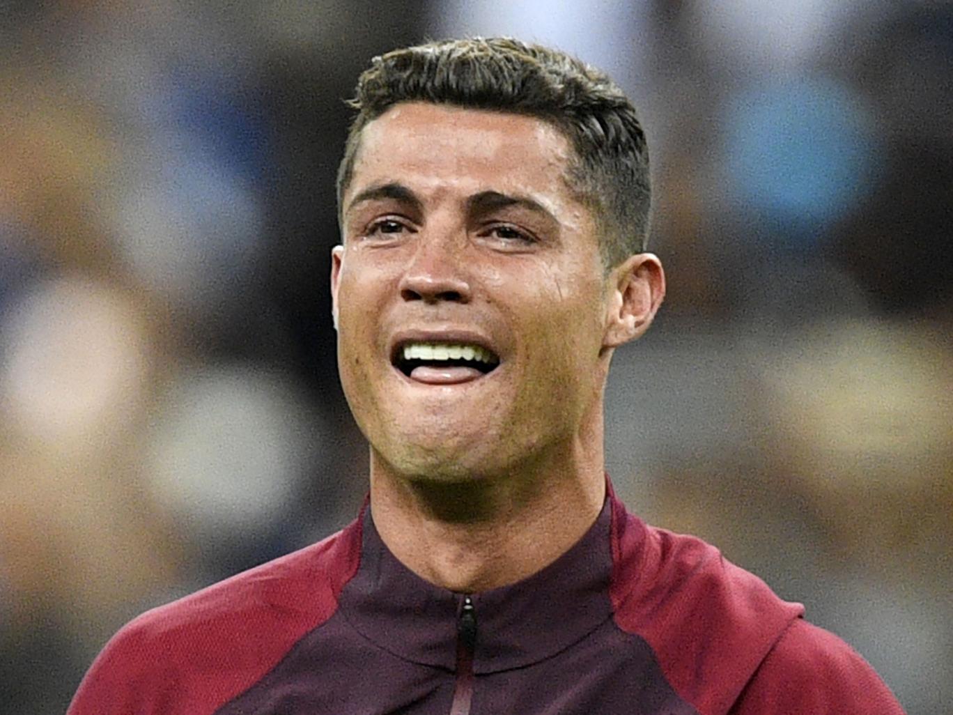 Không được 'mớm' bóng, Ronaldo sẽ khóc - Bóng Đá