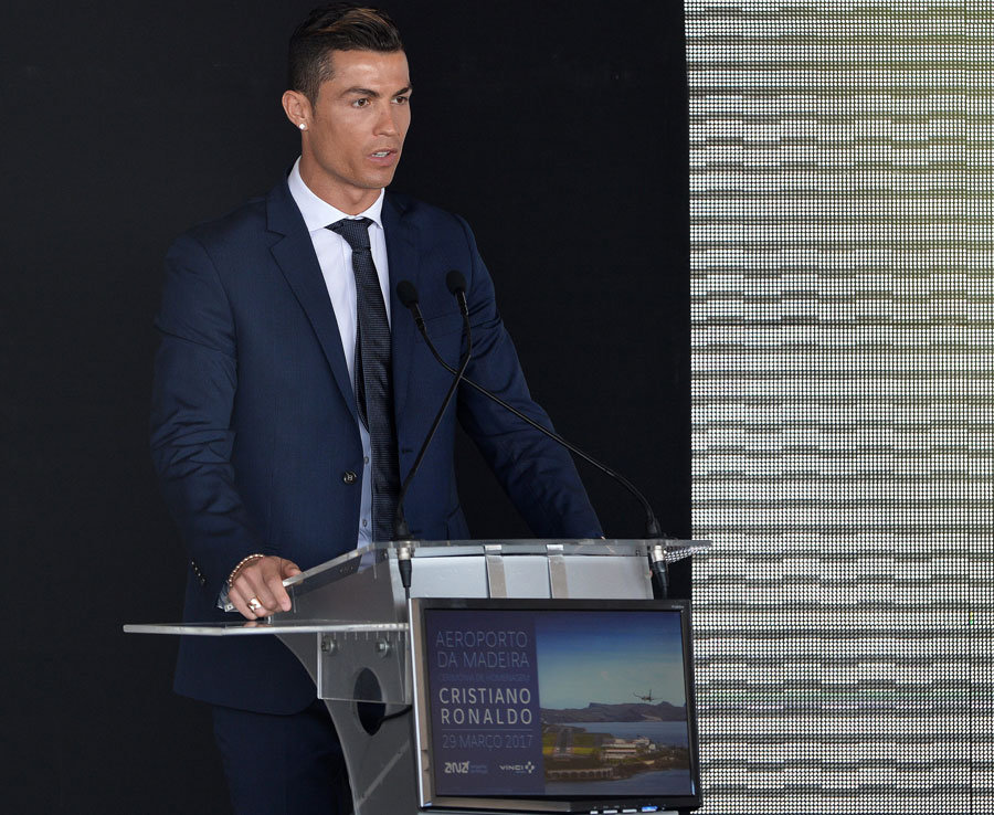 Chùm ảnh: Người yêu, Người dơi xuất hiện trong ngày 'khai trương' sân bay Ronaldo - Bóng Đá
