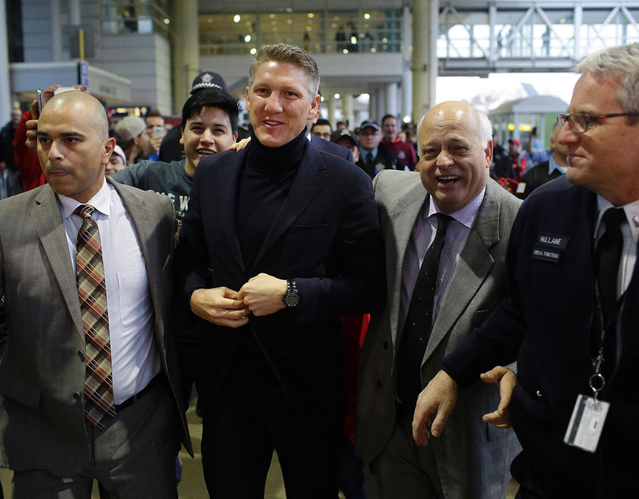 Chùm ảnh: Sân bay Chicago 'chật như nêm' chào đón Schweinsteiger - Bóng Đá