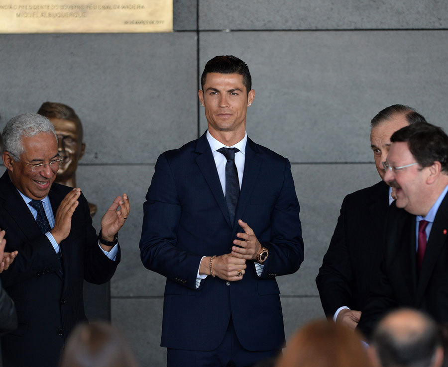 Chùm ảnh: Người yêu, Người dơi xuất hiện trong ngày 'khai trương' sân bay Ronaldo - Bóng Đá
