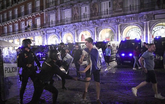 8 CĐV Leicester bị cảnh sát Madrid tống giam - Bóng Đá