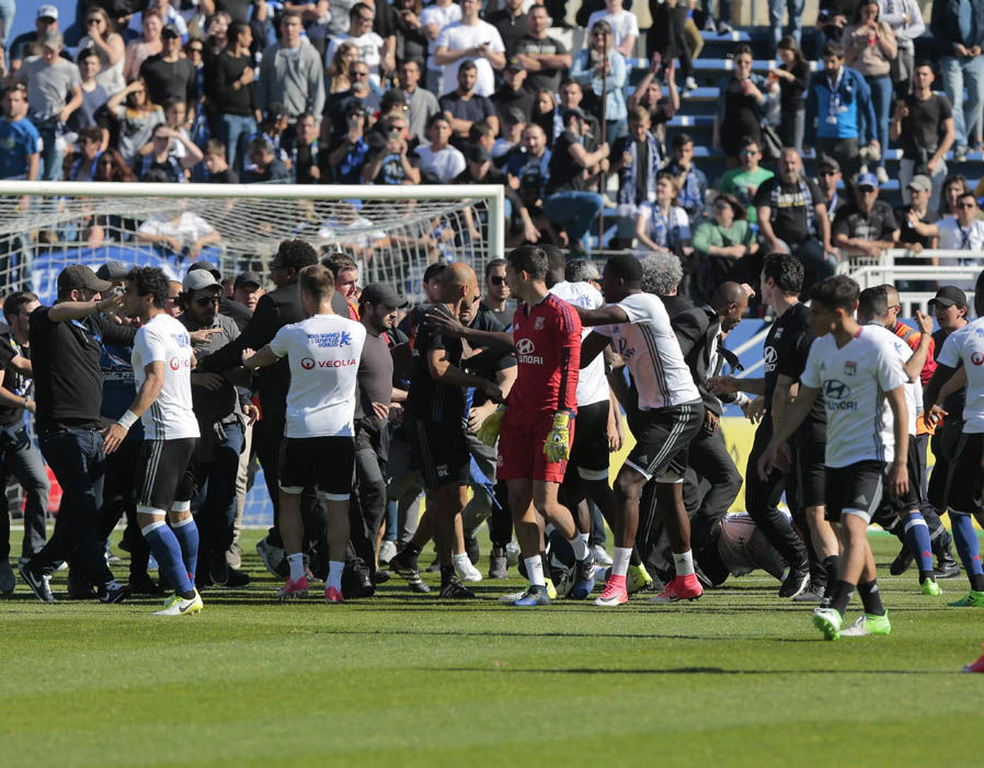 Chùm ảnh: Cầu thủ Lyon quá sốc khi bị CĐV Bastia tấn công - Bóng Đá