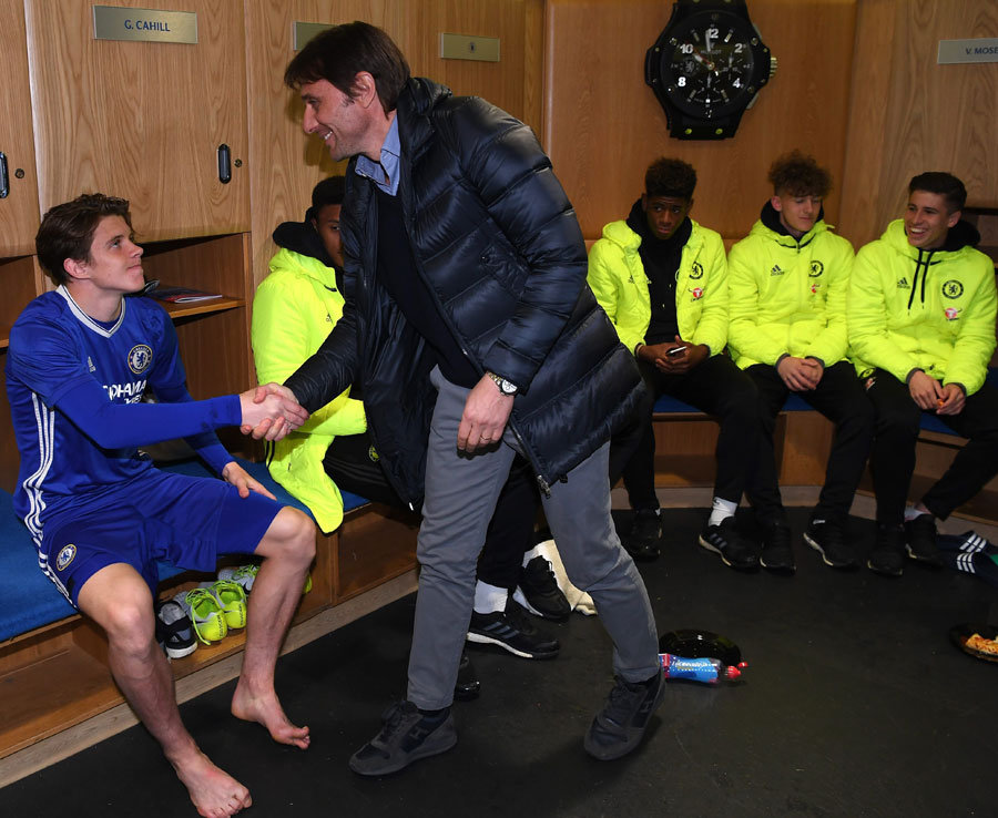 Chùm ảnh: Vô địch FA, Conte vào tận phòng thay đồ chung vui với sao trẻ Chelsea - Bóng Đá