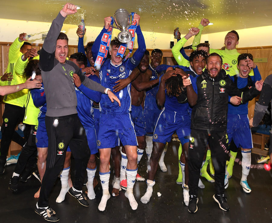 Chùm ảnh: Vô địch FA, Conte vào tận phòng thay đồ chung vui với sao trẻ Chelsea - Bóng Đá
