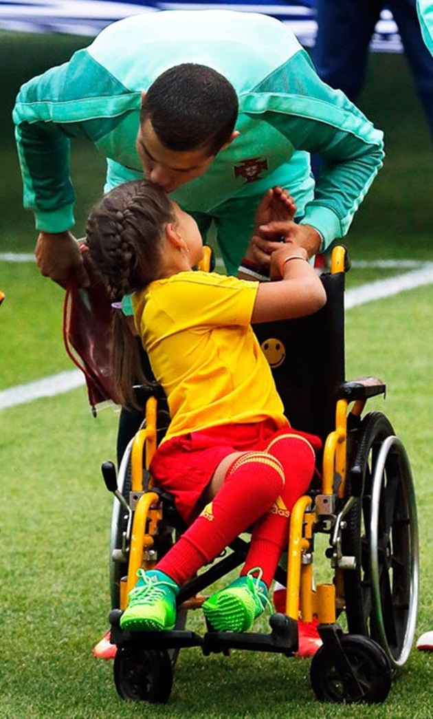 Chùm ảnh: Ronaldo và nụ hôn nhân hậu sưởi ấm trái tim cô bé khuyết tật - Bóng Đá