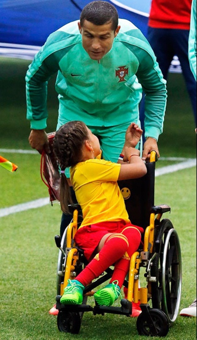 Chùm ảnh: Ronaldo và nụ hôn nhân hậu sưởi ấm trái tim cô bé khuyết tật - Bóng Đá