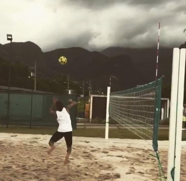 Neymar và Alves 'song kiếm hợp bích' trên sân bóng chuyền bãi biển - Bóng Đá
