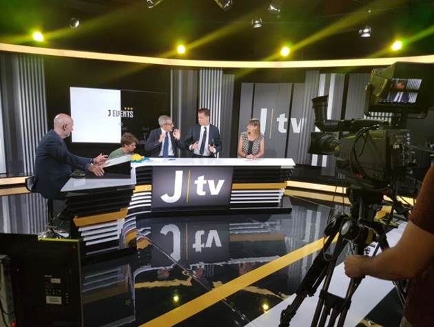 Szczesny thích thú ngắm phòng truyền thống của Juventus - Bóng Đá