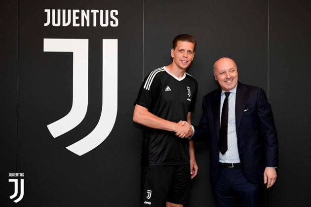 Szczesny thích thú ngắm phòng truyền thống của Juventus - Bóng Đá