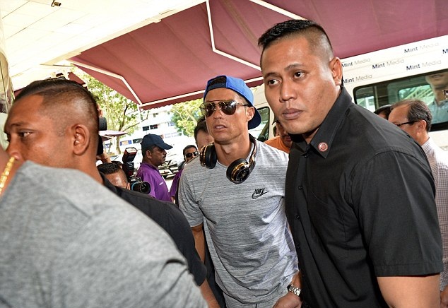 Bỏ tập, Ronaldo bay sang Singapore thăm con gái Peter Lim - Bóng Đá