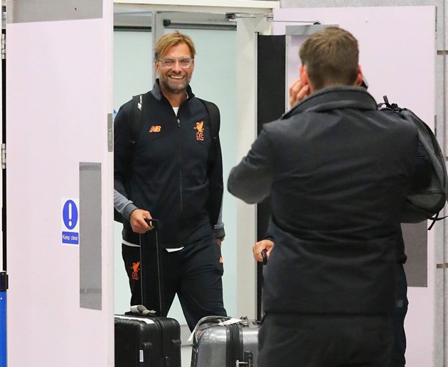Liverpool được NHM chào đón nồng nhiệt sau khi trở lại Anh - Bóng Đá