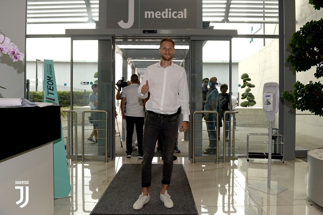 Ảnh Howedes kiểm tra y tế ở Juventus - Bóng Đá