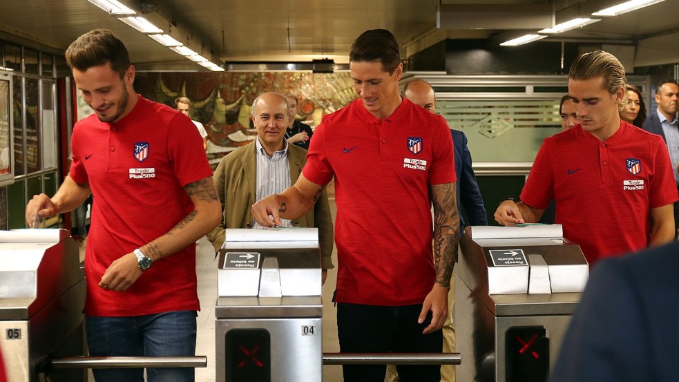 Dàn sao Atletico thích thú cùng nhau đi tàu điện - Bóng Đá