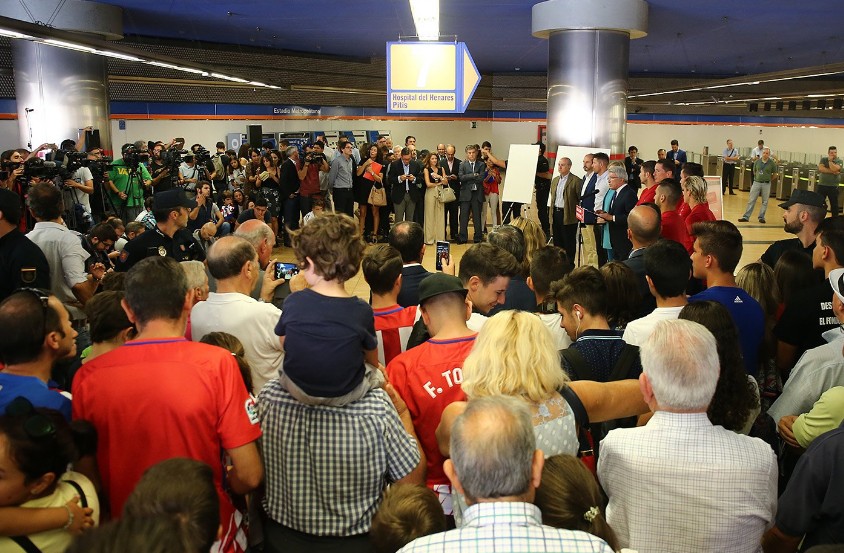Dàn sao Atletico thích thú cùng nhau đi tàu điện - Bóng Đá