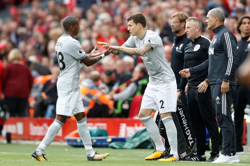 Ferdinand chỉ trích Mourinho vì tung Lindelof vào sân - Bóng Đá