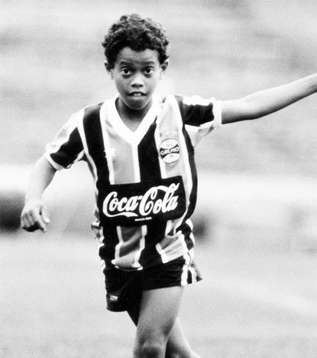 Hồ sơ huyền thoại: Vua trò chơi Ronaldinho (Phần 1) - Bóng Đá